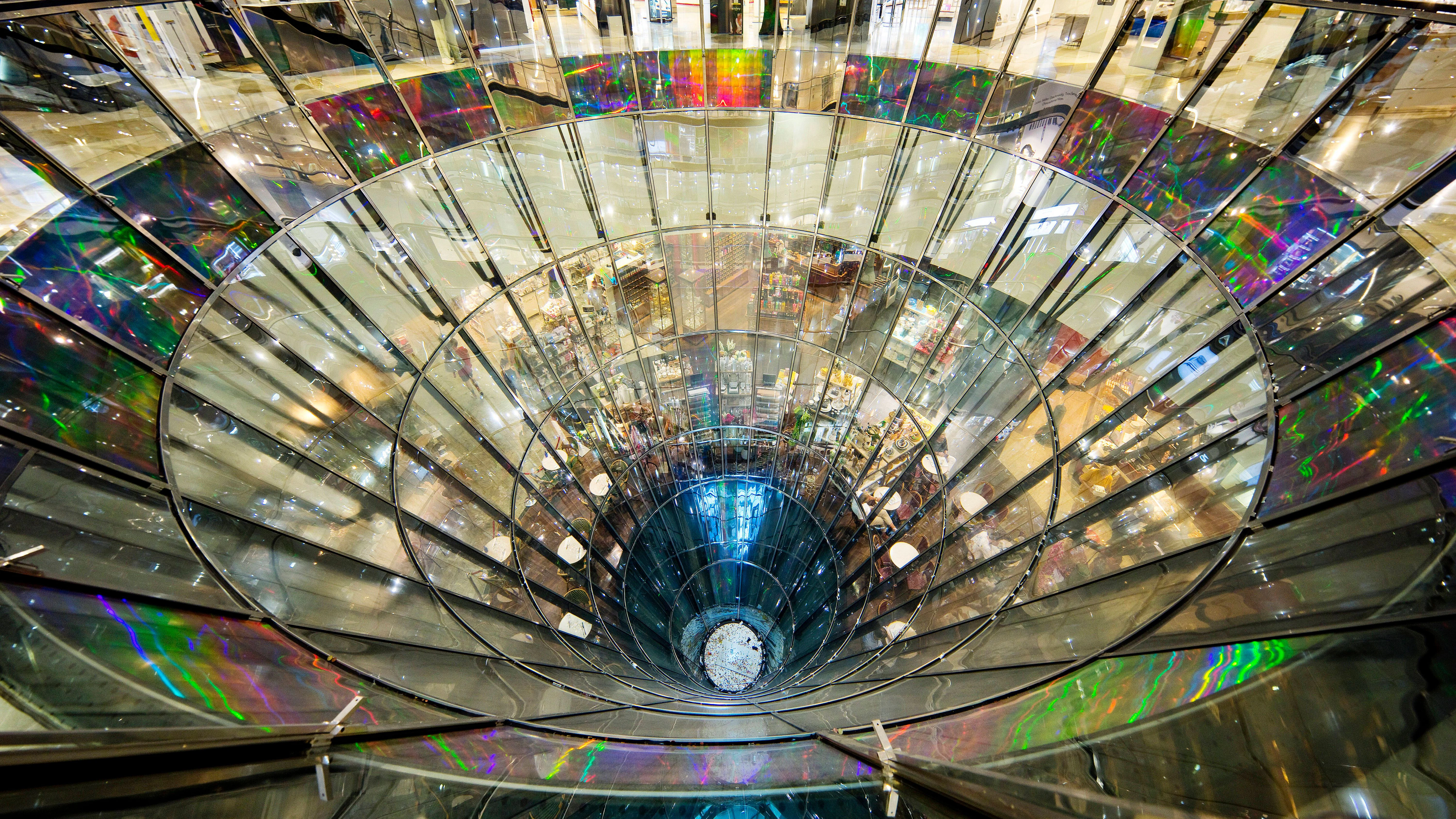 Der gläserne Trichter ist ein bekannter Teil der Innenarchitektur des Kaufhauses in Berlin.