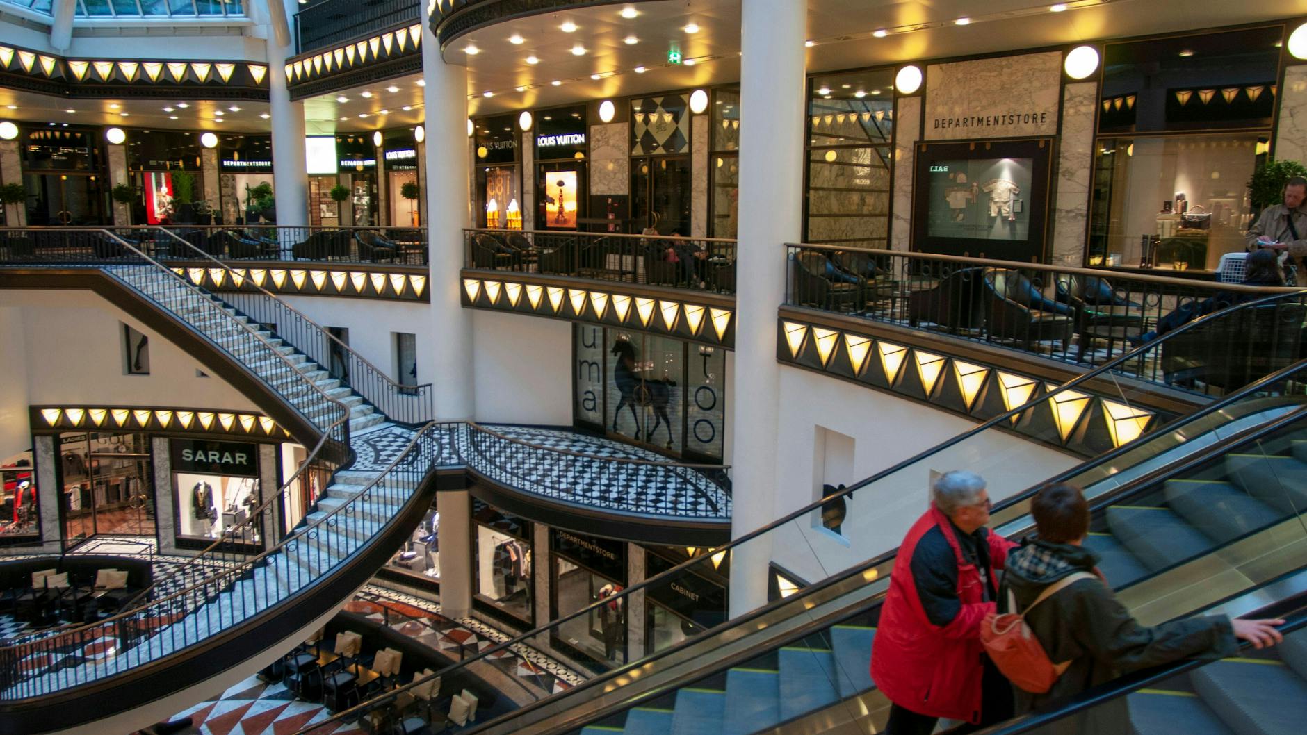 Im Berliner Kaufhaus Galeries Lafayette kann man allerlei Luxusgüter kaufen.