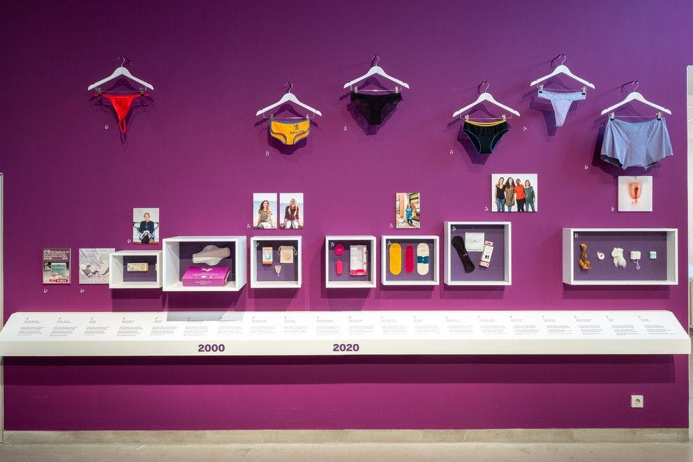 Auch Periodenprodukte und Unterwäsche „für besondere Tage“ sind europäisches Kulturgut: Deswegen widmet das MEK seine diesjährige Sonderausstellung der Menstruation.