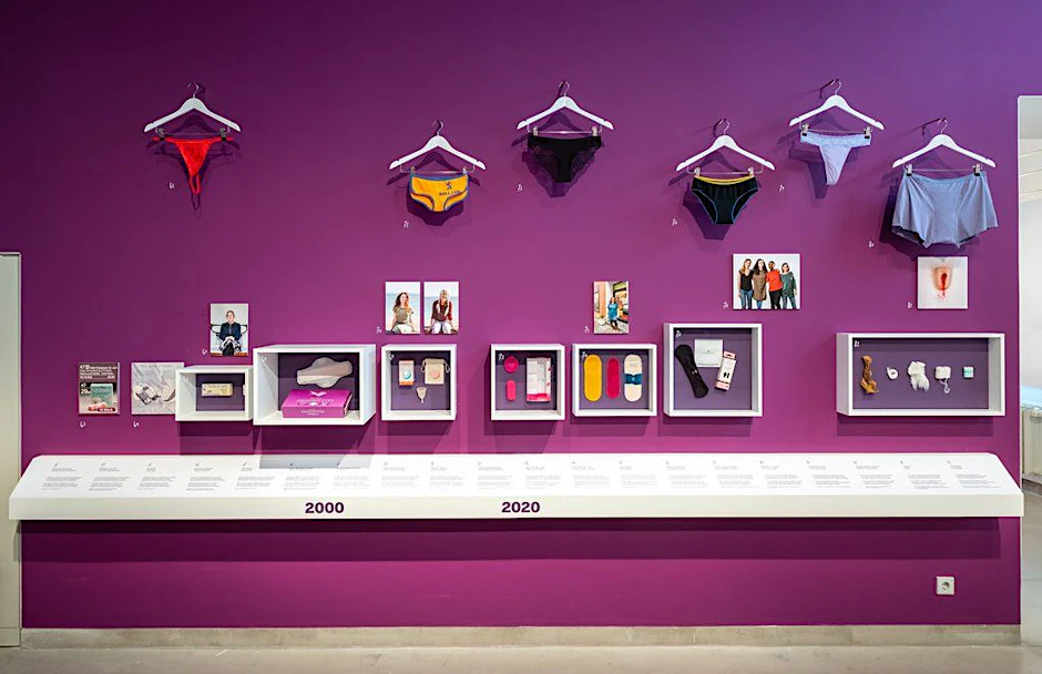 Auch Periodenprodukte und Unterwäsche „für besondere Tage“ sind europäisches Kulturgut: Deswegen widmet das MEK seine diesjährige Sonderausstellung der Menstruation.