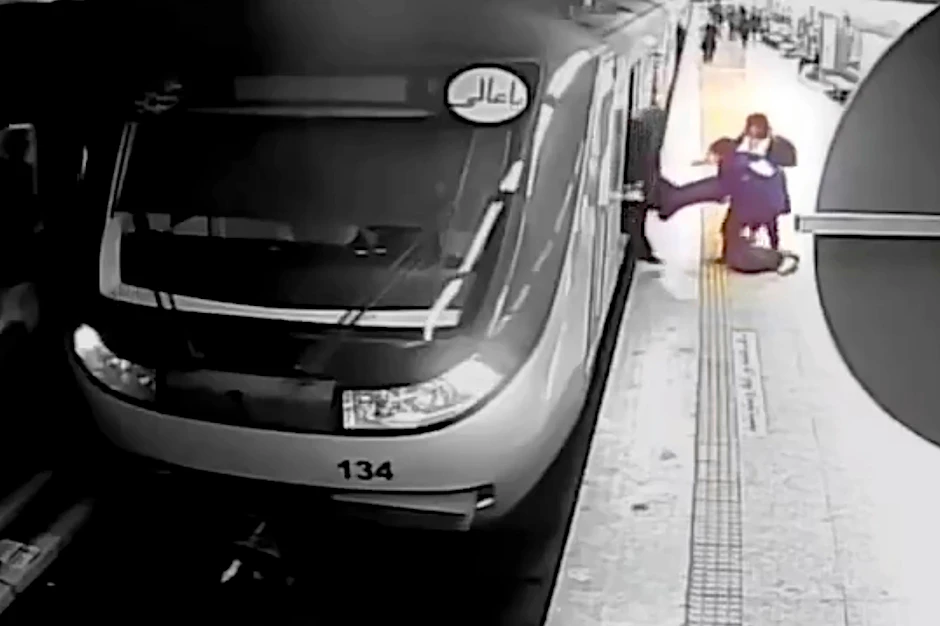Frauen tragen die 17-jährige Armita Garawand bewusstlos aus der Teheraner U-Bahn.