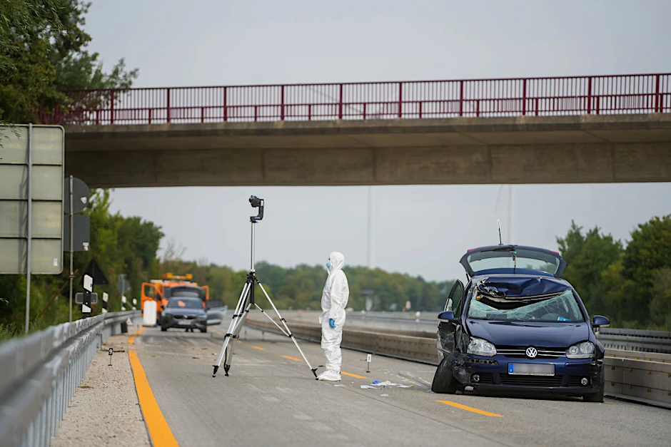 ARCHIV - Ein Gullydeckel traf im August 2022 die Windschutzscheibe eines Autos auf der A7. Der Fahrer wurde schwer verletzt, die Beifahrerin sogar lebensbedrohlich.  