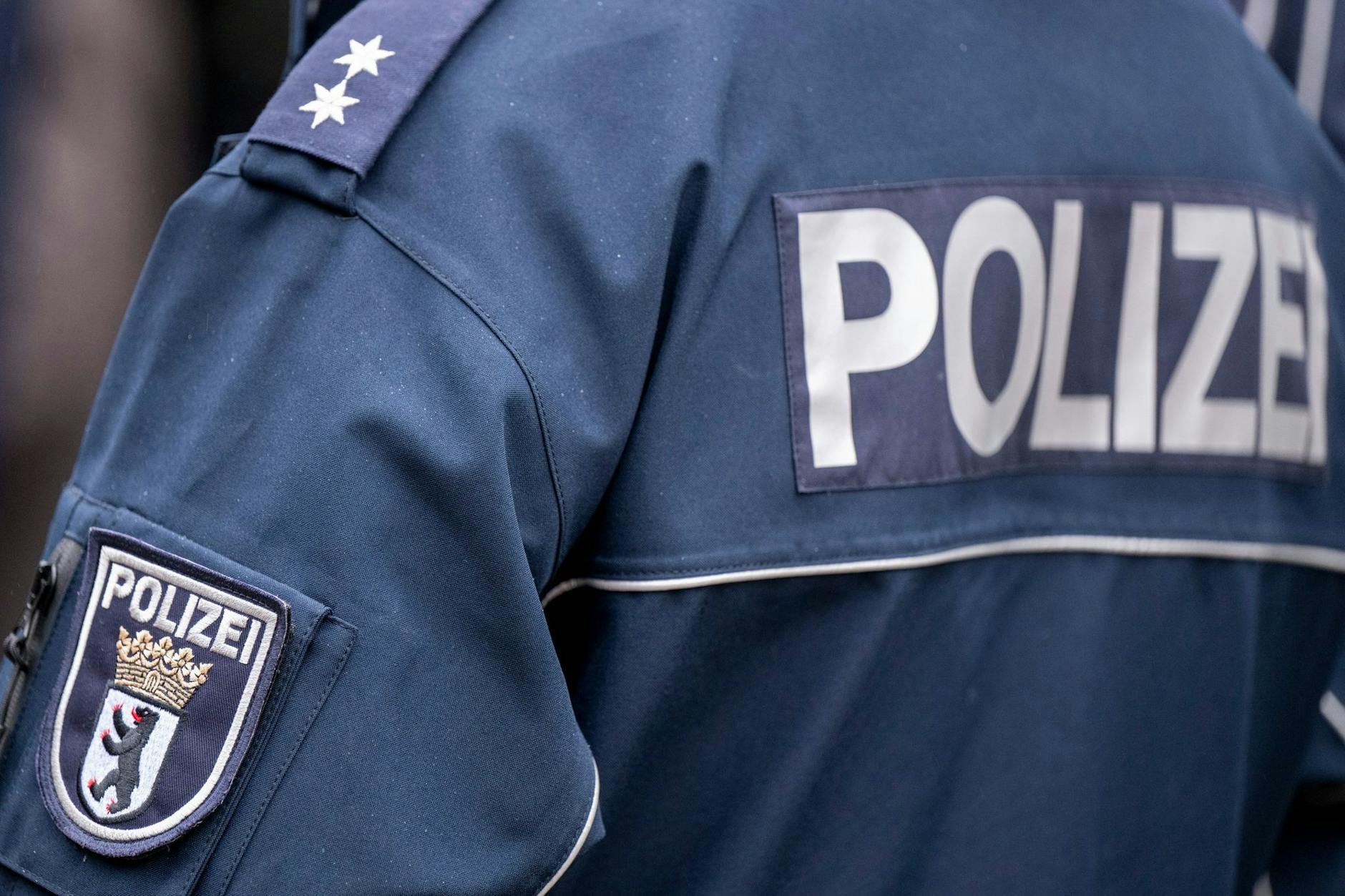 Ein Berliner Polizist ist wegen Körperverletzung angeklagt.