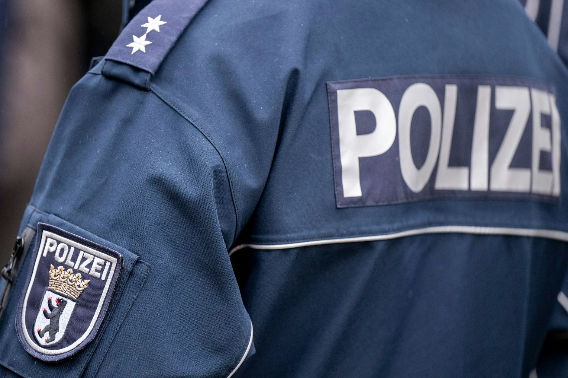 Ein Berliner Polizist ist wegen Körperverletzung angeklagt.