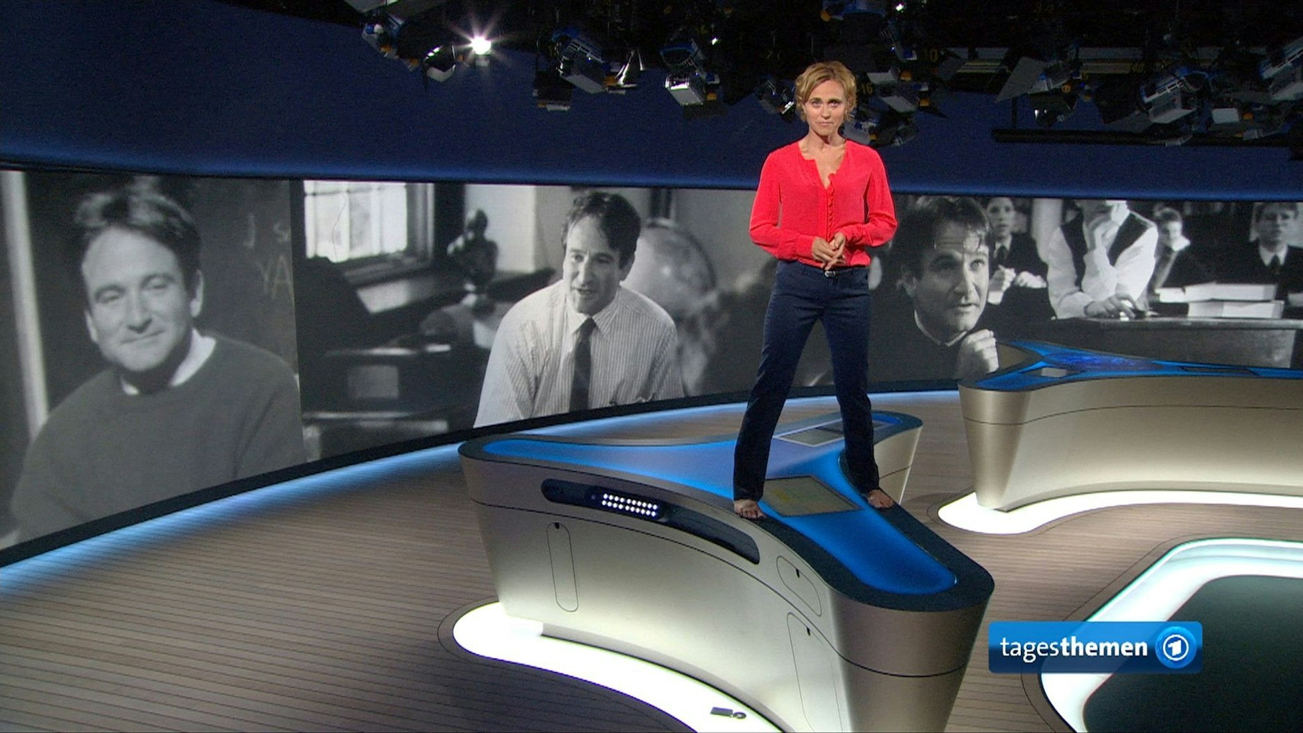 Caren Miosga 2014 auf dem Moderatorentisch in Erinnerung an den verstorbenen Schauspieler Robin Williams.&nbsp;