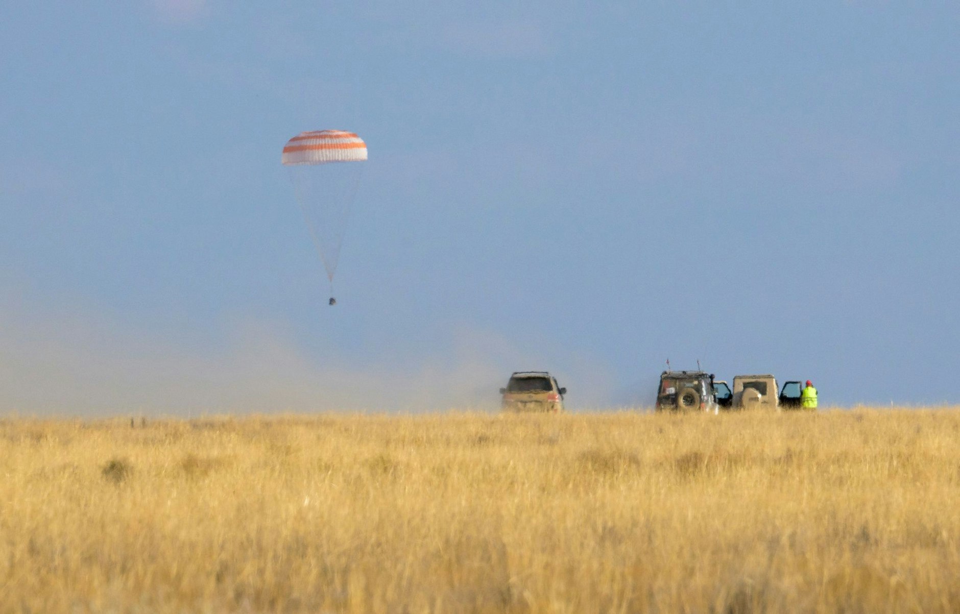 HANDOUT - Bilderbuchlandung: Die Raumkapsel Sojus MS-23 setzt in der Steppe Kasachstans auf.  