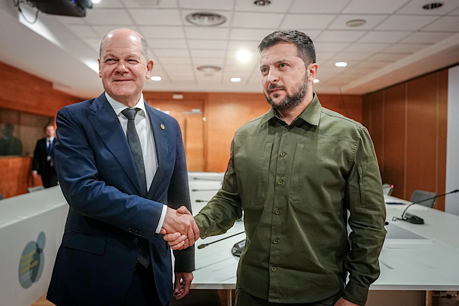 Bundeskanzler Olaf Scholz (li.) und Wolodymyr Selenskyj, Präsident der Ukraine.