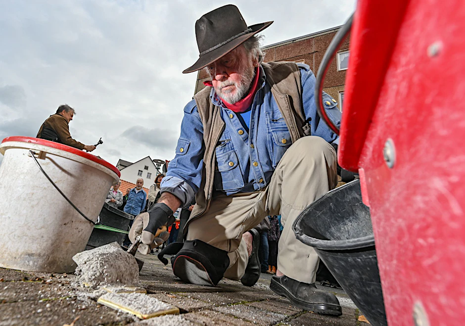 Der Künstler Gunter Demnig verlegt zwei Stolpersteine in Spremberg.  