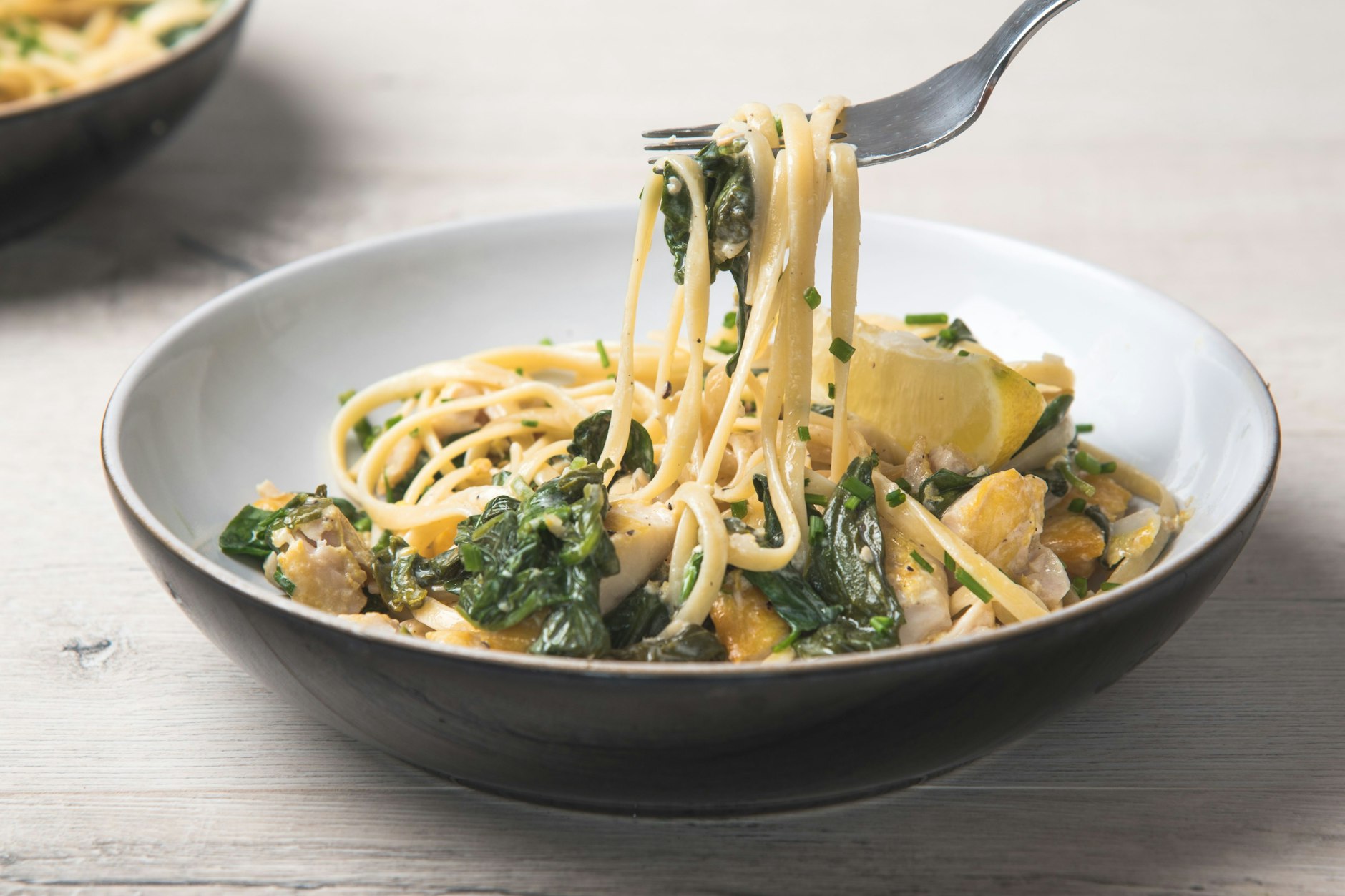 Spaghetti oder Linguine schmecken lecker mit Spinat und Pflaumen. 