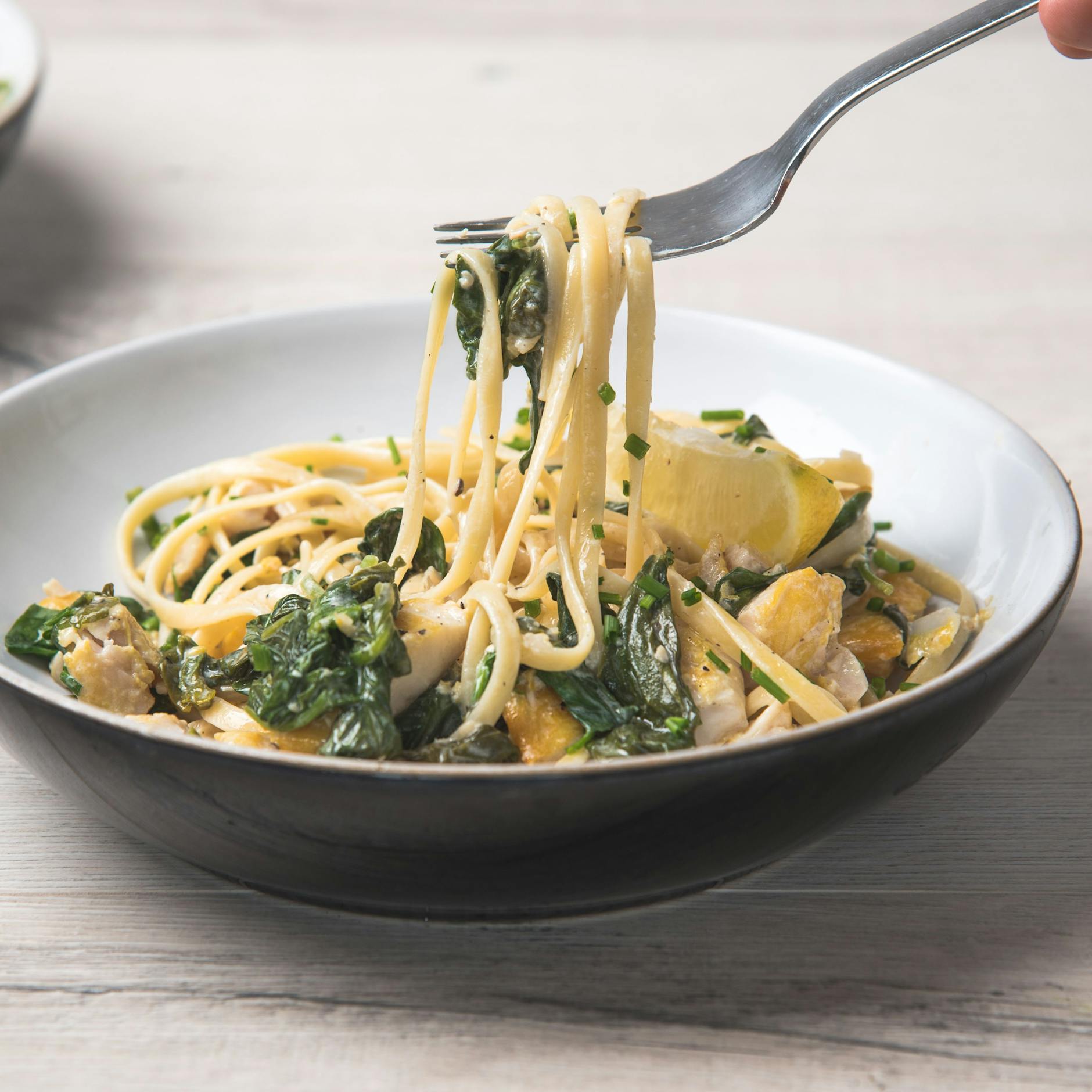 Würzig und herbstlich: Probieren Sie doch mal Pasta mit Spinat und Pflaumen