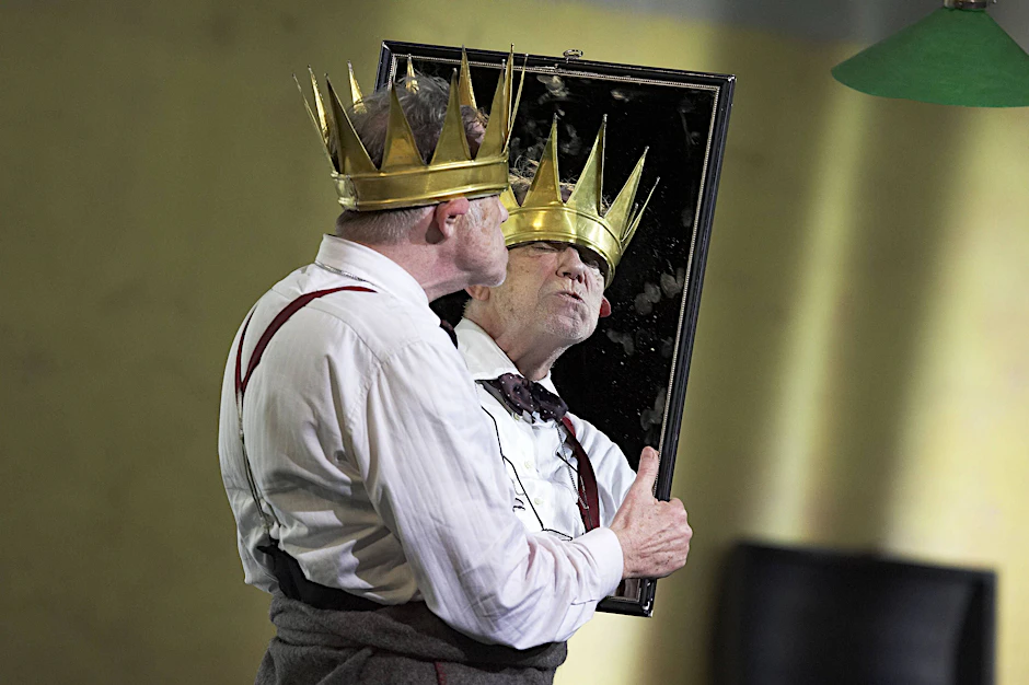 Wer soll den Hut aufhaben im Theater? Der Schauspieler Gert Voss in „Einfach kompliziert“ von Thomas Bernhard, inszeniert von Claus Peymann im Berliner Ensemble.