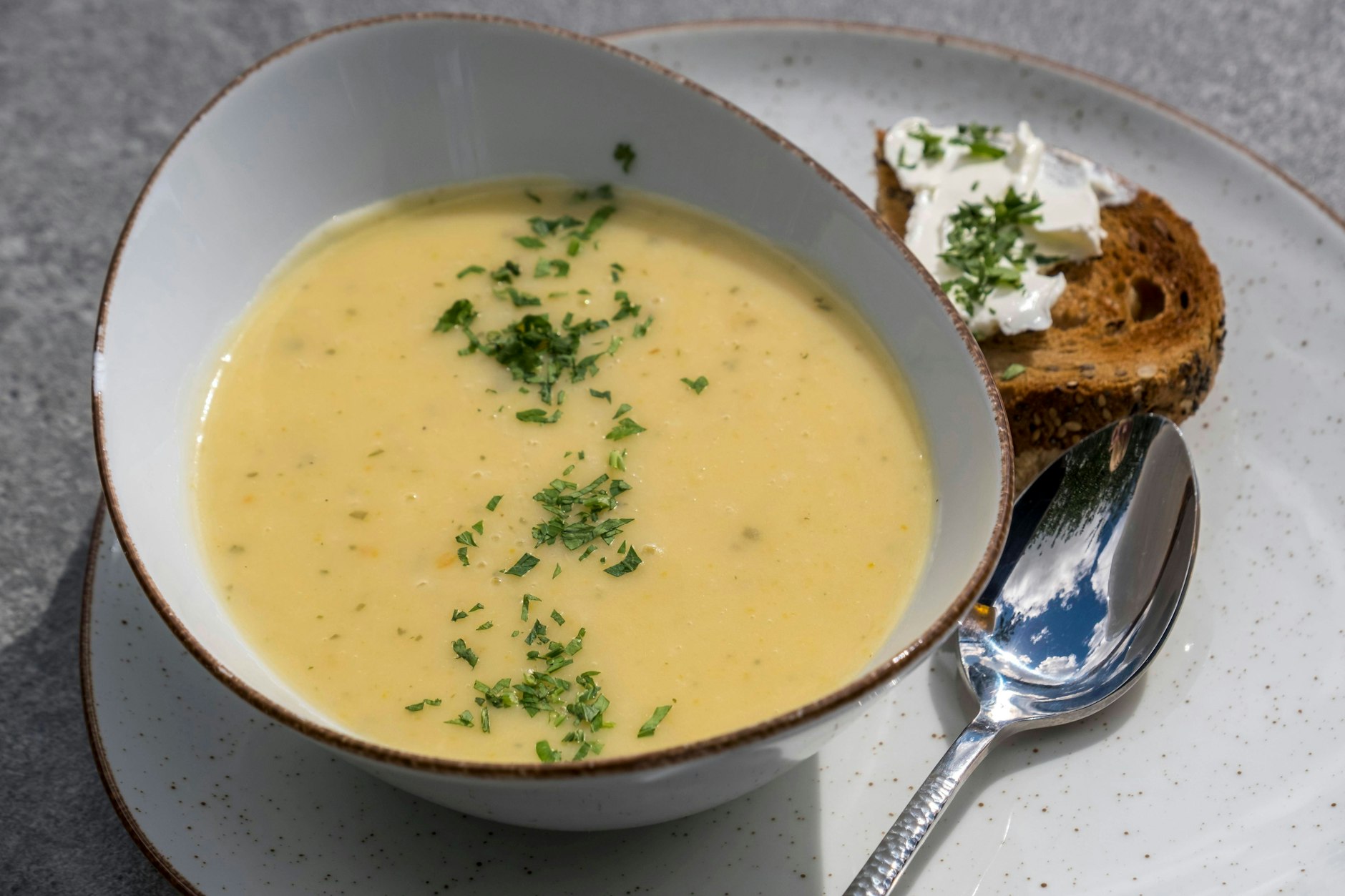 Würstchen? Die Basis-Kartoffelsuppe schmeckt auch mit anderen Einlagen. 
