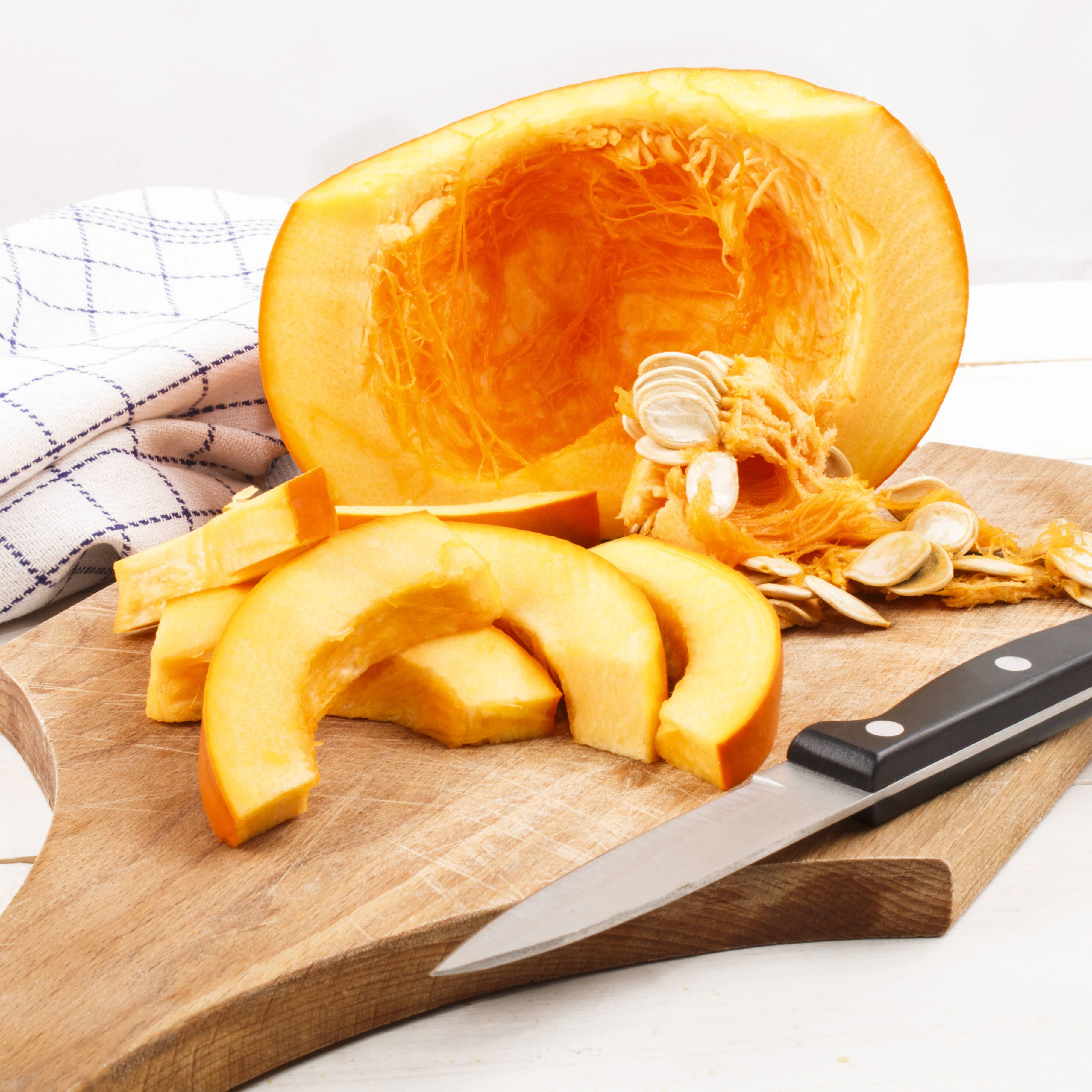 kkaido ist der Klassiker unter den Kürbissorten. Sein großer Pluspunkt: Seine Schale kann mitgegessen werden und sein festes Fruchtfleisch eignet sich für fast alle Gerichte.