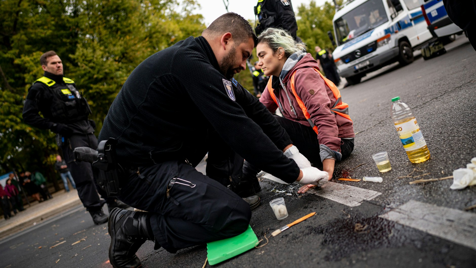 Die Berliner Polizei muss auch am Donnerstag Blockaden der Klimakleber lösen.