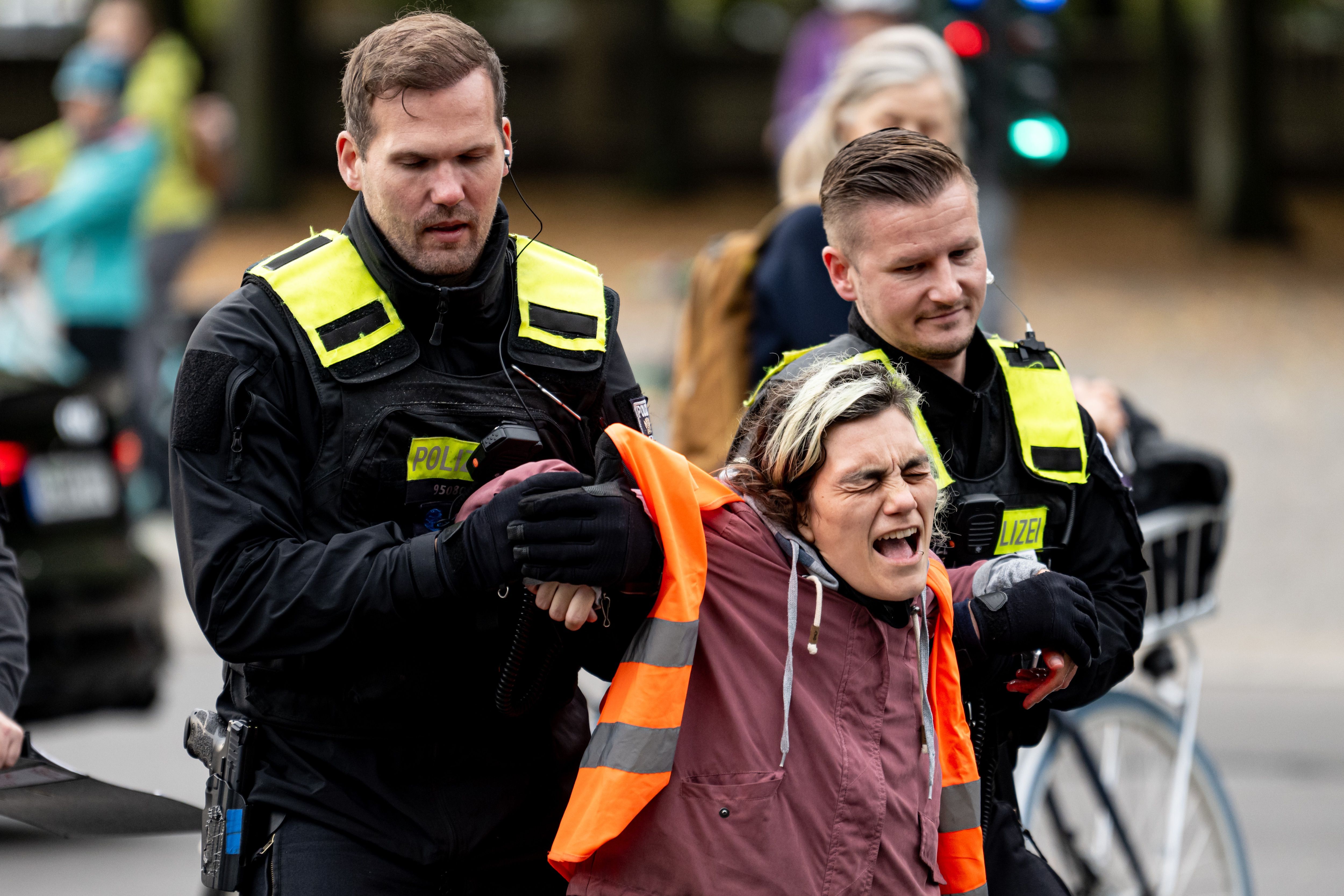 Liveticker – hier blockieren die Klima-Kleber JETZT Berlins Straßen!