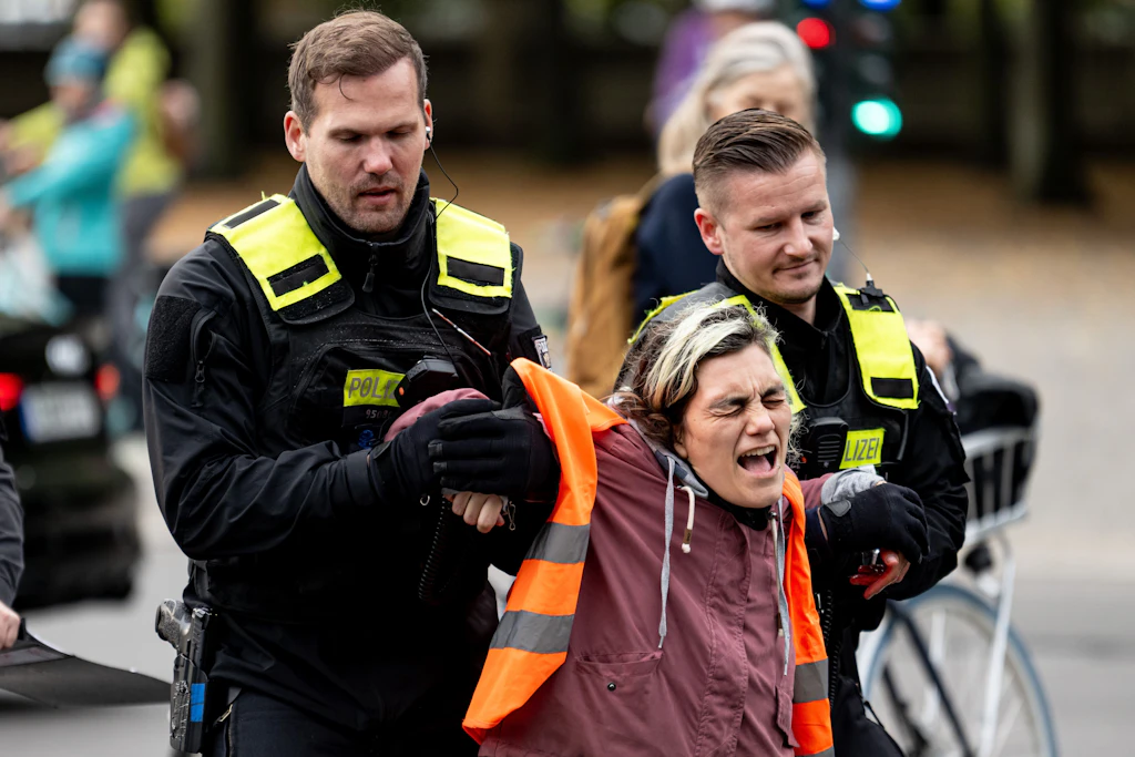 Liveticker – hier blockieren die Klima-Kleber JETZT Berlins Straßen!