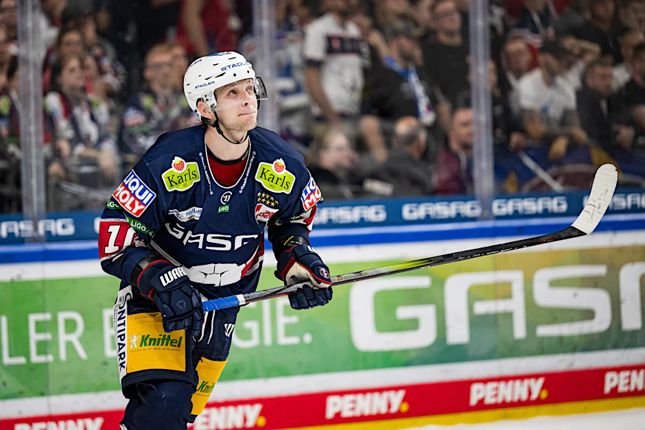 Ist das bitter: Ex-NHL-Stürmer Lean Bergmann wechselte erst vor der Saison zu den Eisbären Berlin und fällt jetzt lange aus.