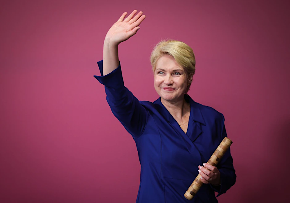 Mecklenburg-Vorpommerns Ministerpräsidentin Manuela Schwesig winkt in der Innenstadt.  ld