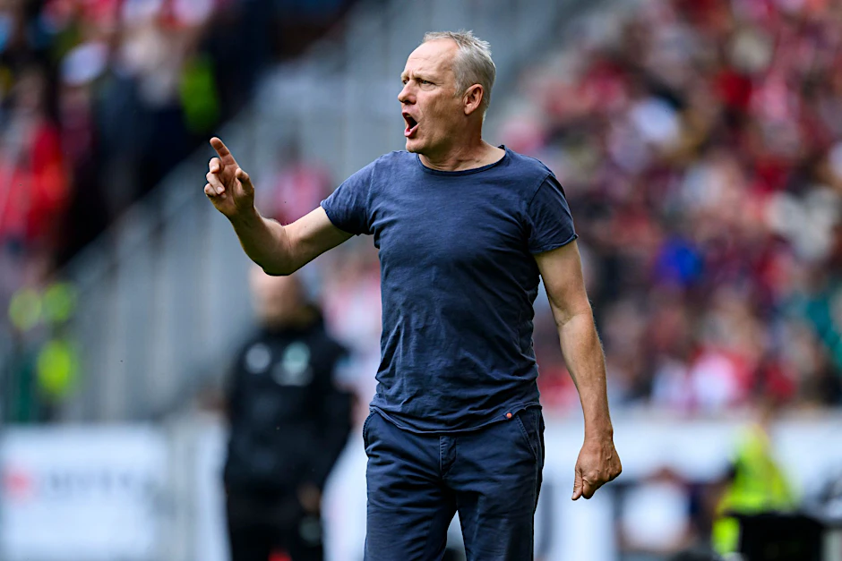 ARCHIV - Freiburgs Trainer Christian Streich trifft mit seinem Team auf West Ham United.  