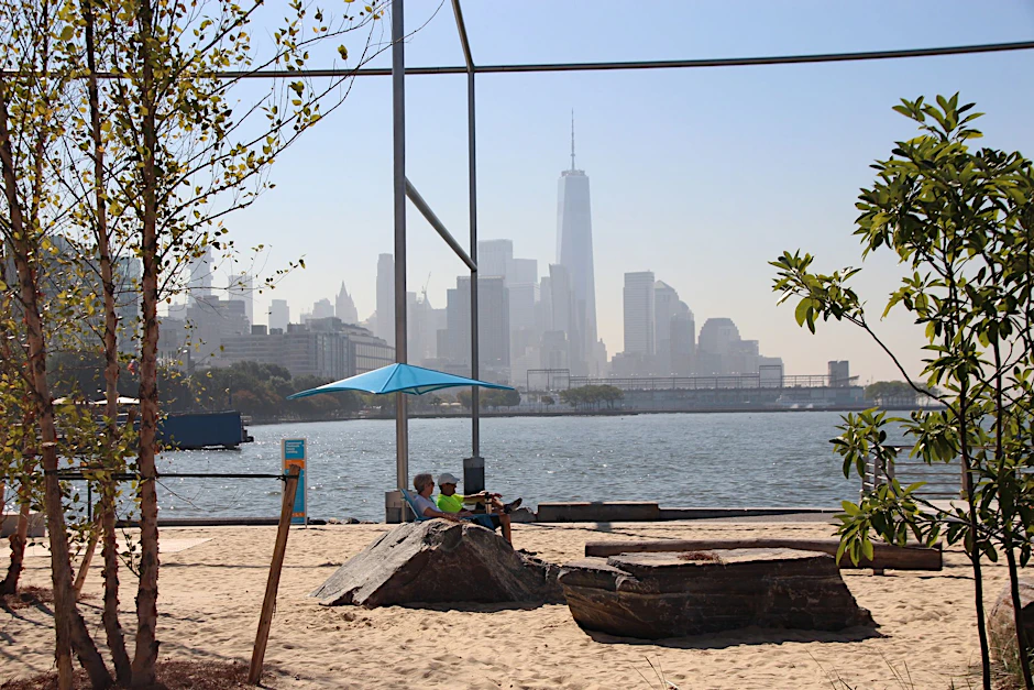 Besucher sonnen sich am ersten Strand von Manhattan, der sogenannten «Gansevoort Peninsula».  