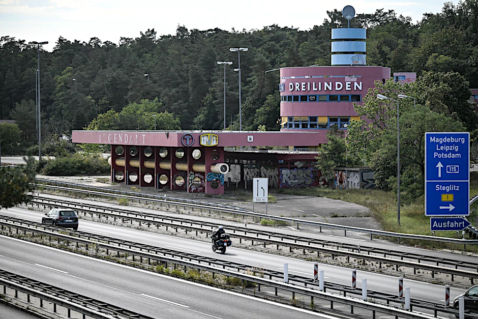 Die ehemalige Raststätte Dreilinden an der Grenze zwischen Berlin und Brandenburg