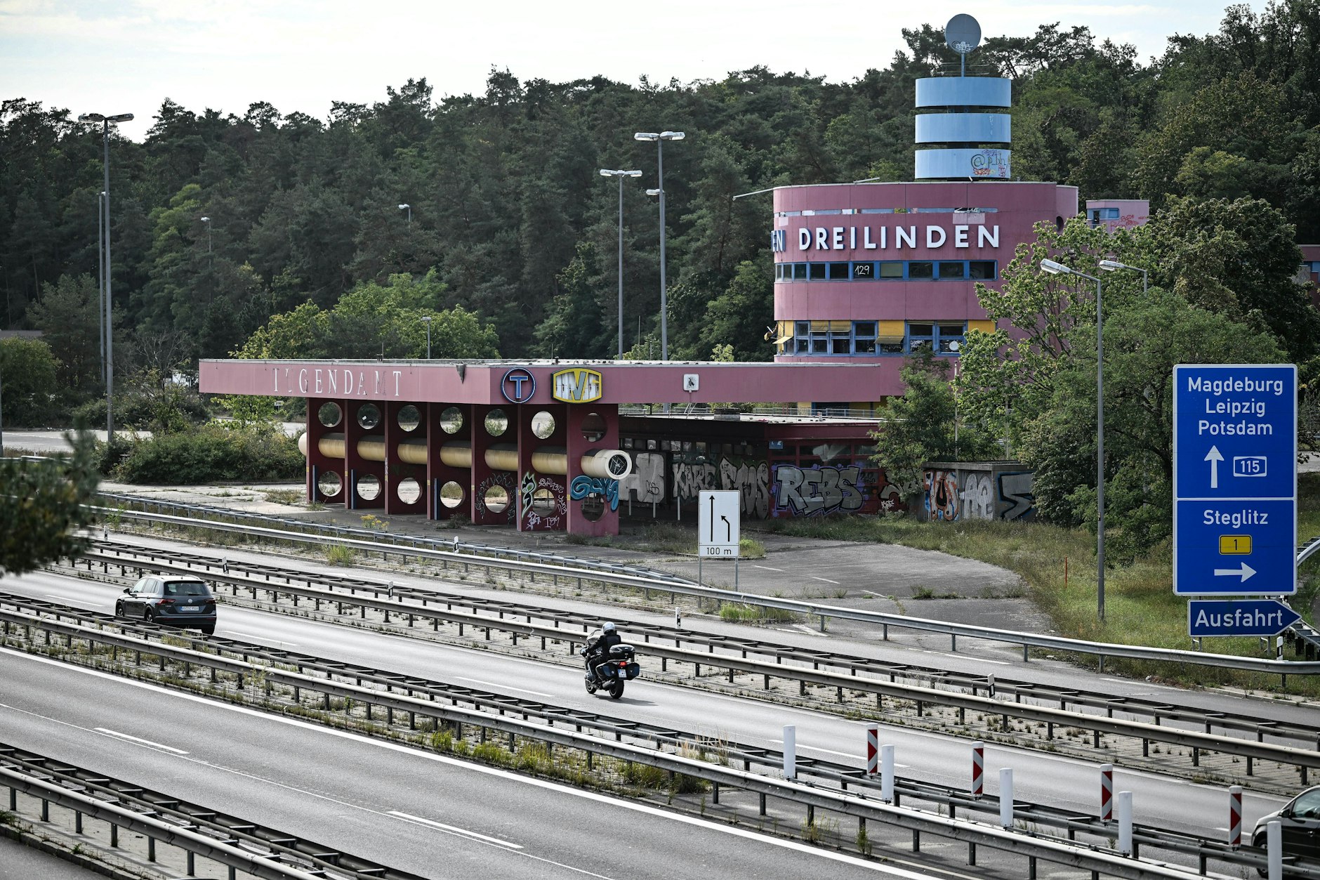 Die ehemalige Raststätte Dreilinden an der Grenze zwischen Berlin und Brandenburg