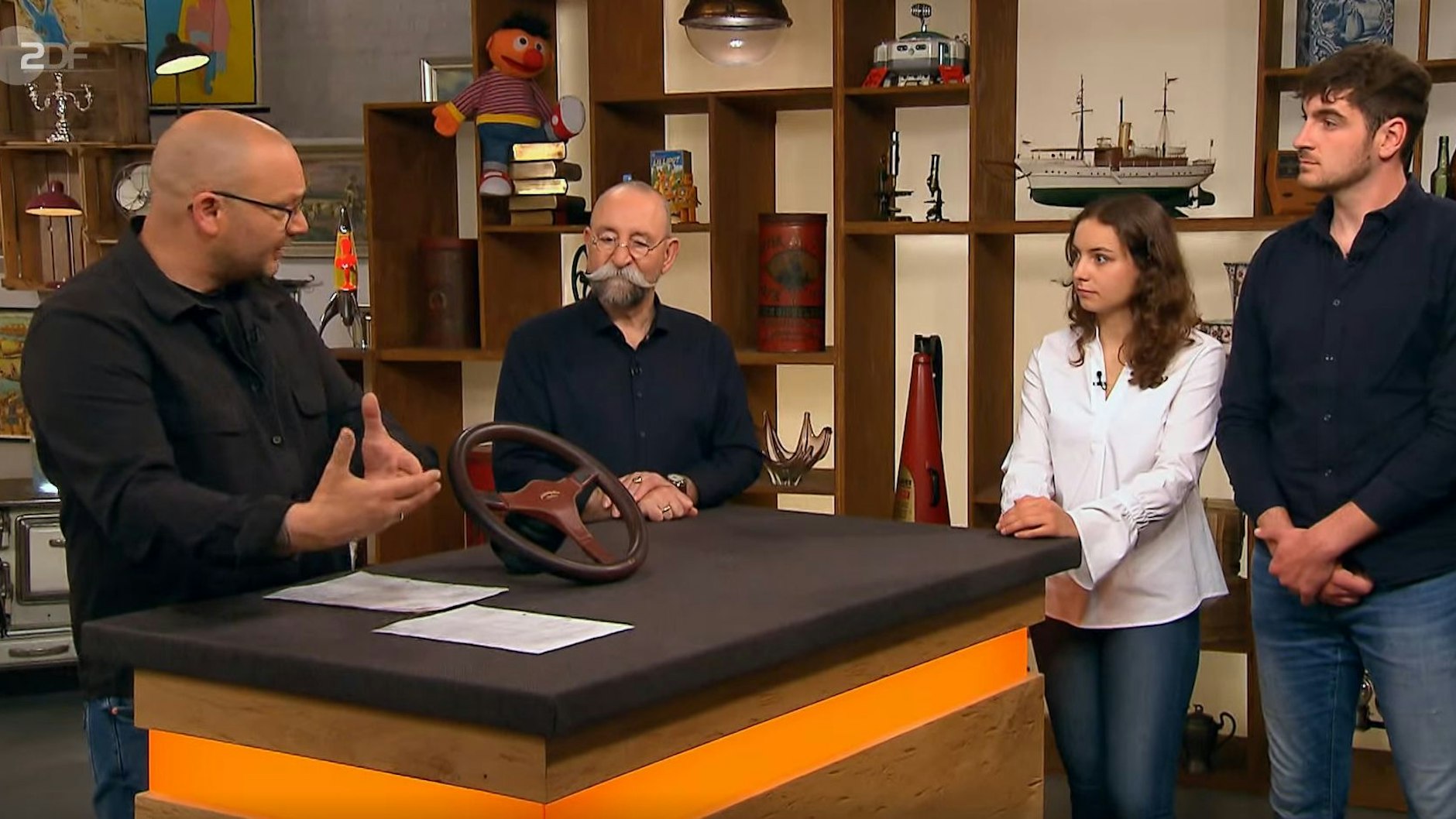 Der „Bares für Rares“-Experte Sven Deutschmanek (l.), der Moderator Horst Lichter und Linda und Matthias