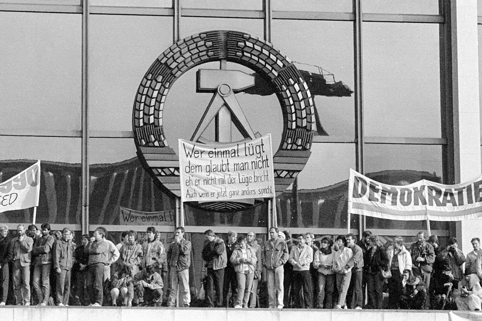 4 novembre 1989 : Manifestation contre la violence et pour les droits constitutionnels, la liberté de la presse, la liberté d’expression et de réunion, devant le Palais de la République.