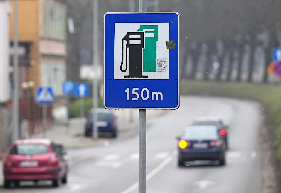 ARCHIV - Zum ersten Mal seit Februar ist Diesel an deutschen Tankstellen wieder teurer als Superbenzin der Sorte E10.  