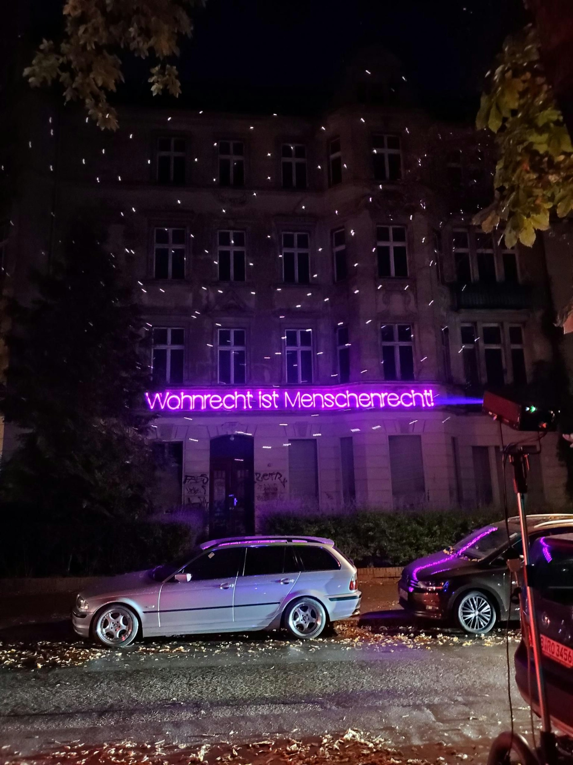 Der Satz „Wohnrecht ist Menschenrecht!“ wird auf das leerstehende „Flora“-Haus projiziert.