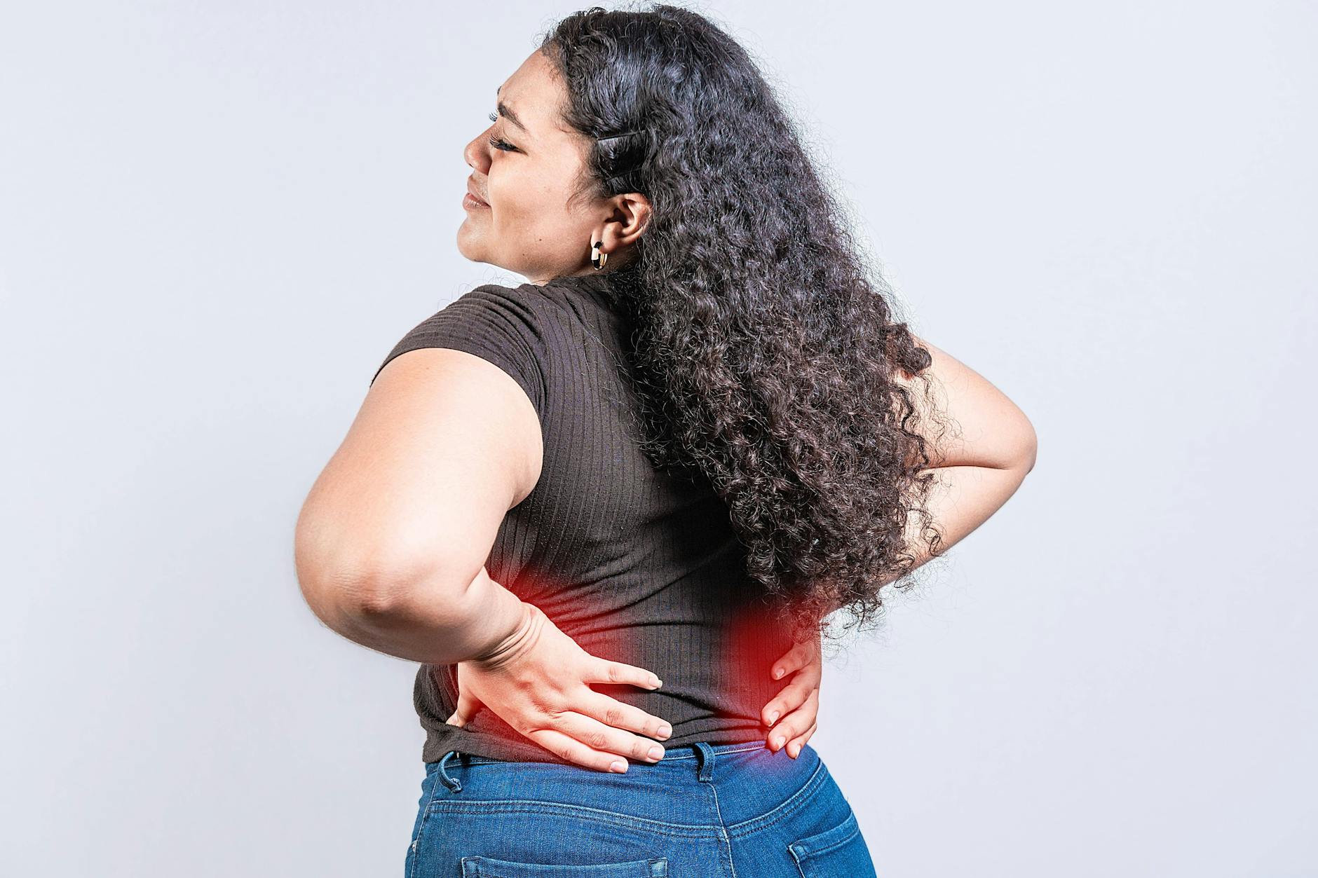 Rückenschmerzen schränken uns in unserem Alltag ganz schön ein.