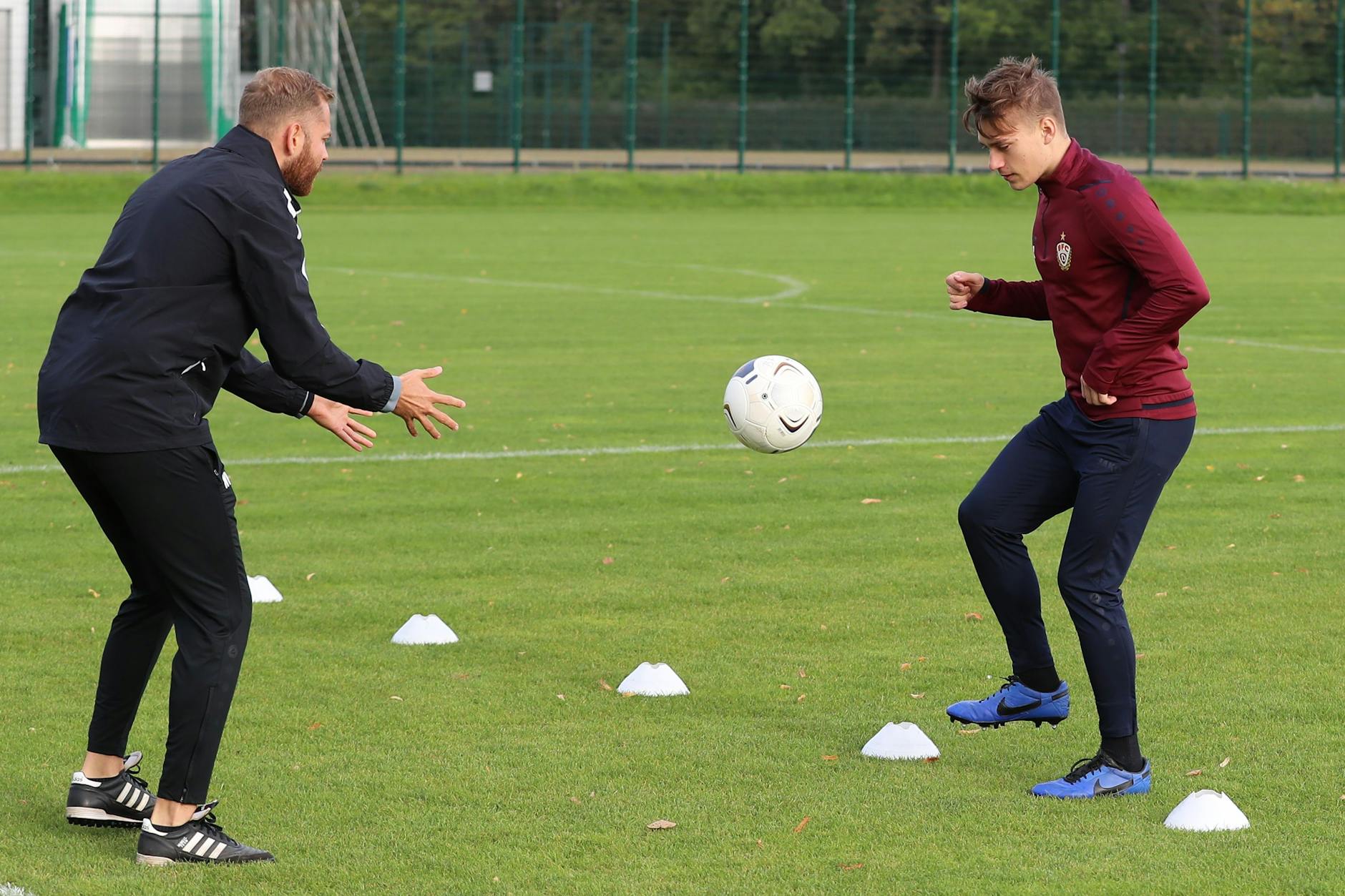 John Liebelt (r.) vom BFC Dynamo trainiert unter Anleitung von Physio Nils Vielrose erstmals wieder mit dem Ball.
