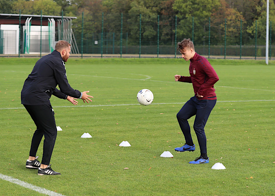 John Liebelt (r.) vom BFC Dynamo trainiert unter Anleitung von Physio Nils Vielrose erstmals wieder mit dem Ball.