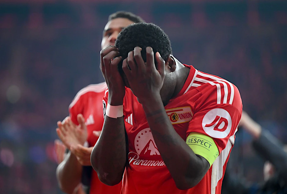 Unions Sheraldo Becker nach dem Spiel bei den Fans.  