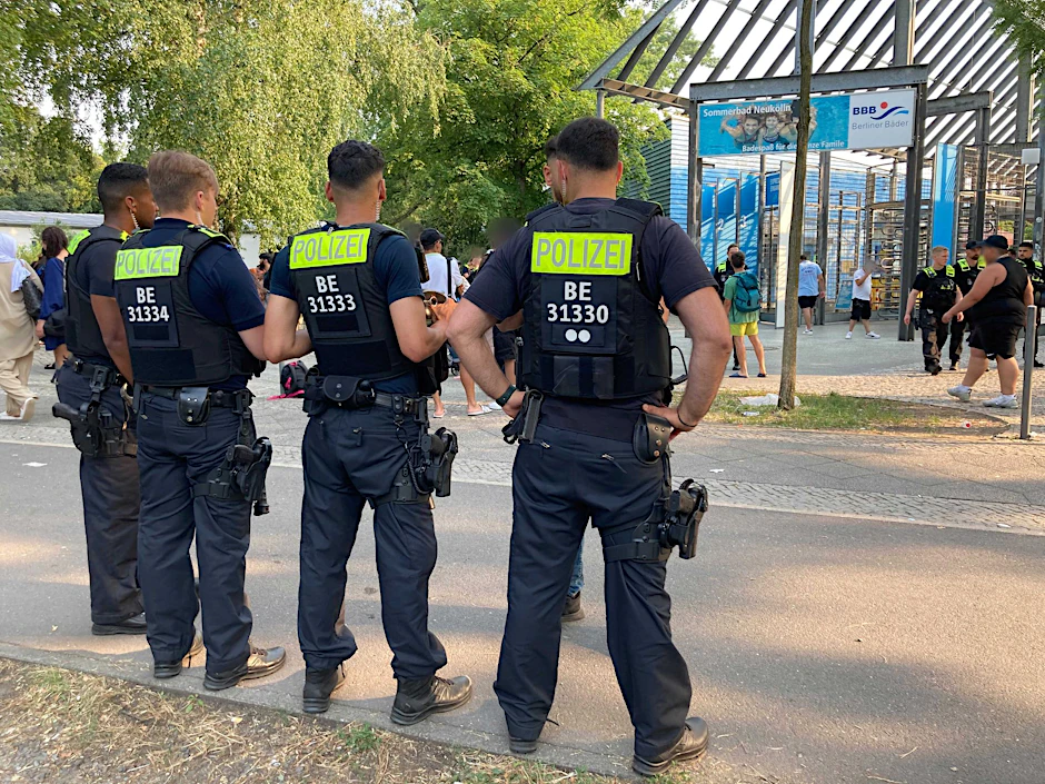 Vor einigen Freibädern in Berlin standen in diesem Jahr auch Polizisten.