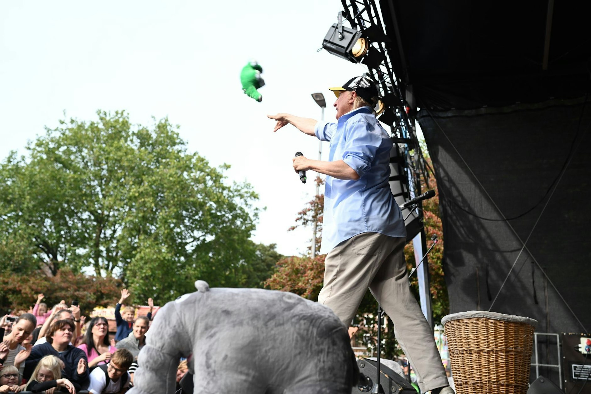 Otto wirft einen Ottifanten ins Publikum.  