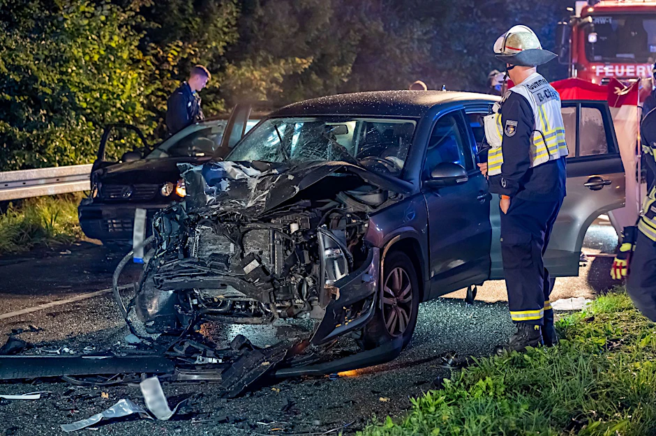 Feuerwehr und Polizei sind an der Unfallstelle in Gummersbach im Einsatz.  