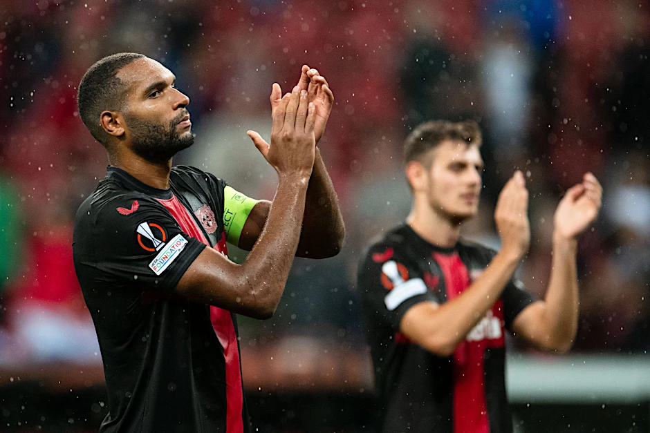 Leverkusens Jonathan Tah bedankt sich nach der Partie bei den Fans.  