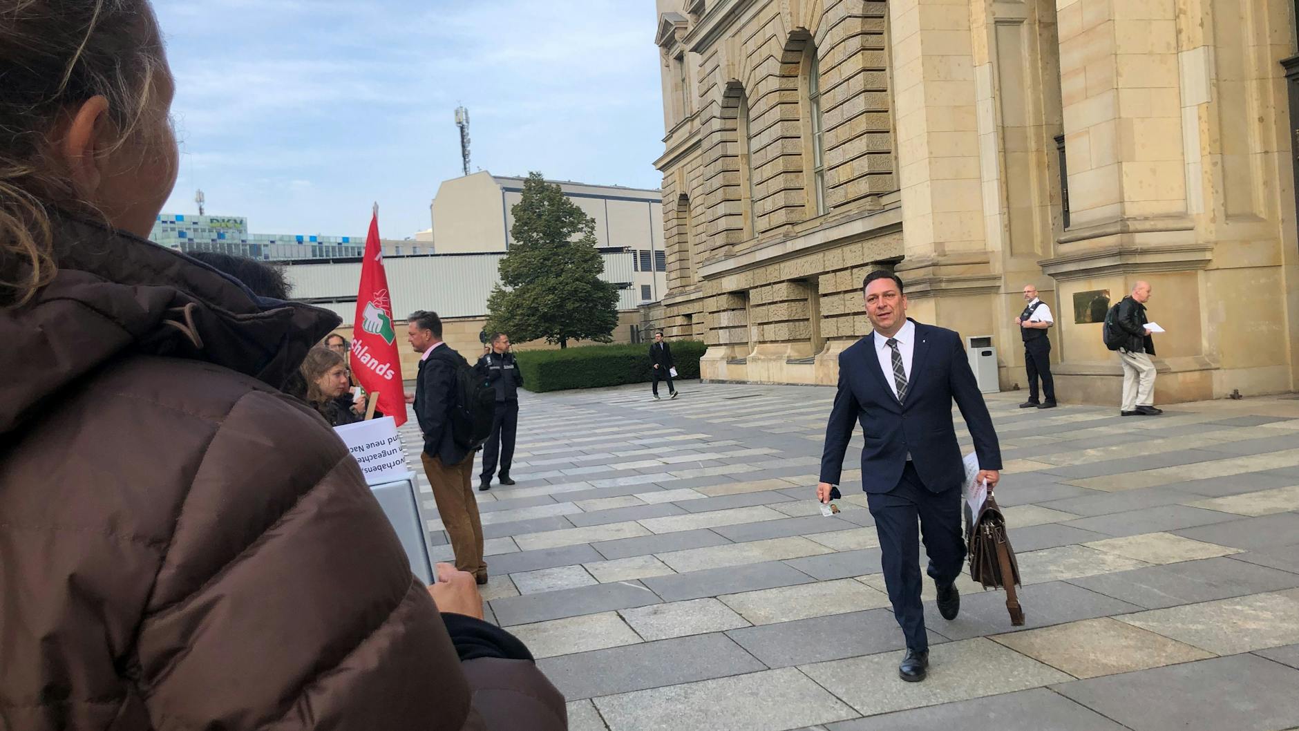 Der Pankower CDU-Abgeordnete Lars Bocian will sich dafür einsetzen, dass die Pankower ihre Unterschriften an Kai Wegner übergeben können, doch der Regierende lässt sich nicht blicken. 