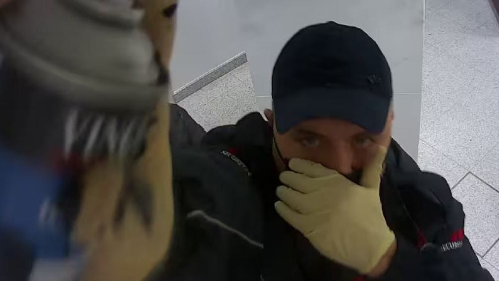 Eine Überwachungskamera filmte einen der Tresor-Knacker beim Einsprühen der Alarmanlage.