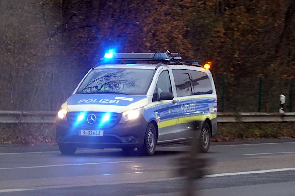 Ein Polizeiwagen auf Einsatzfahrt in Berlin