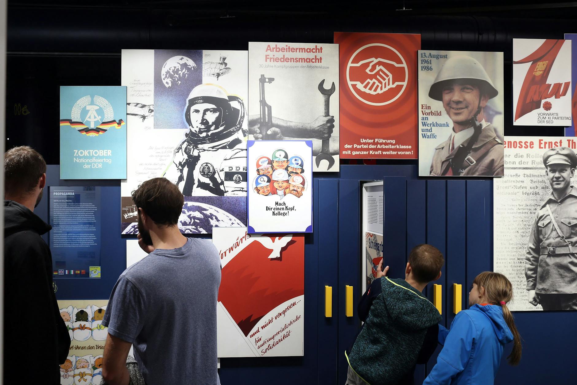 Kleine und große Besucher in einem Bereich des neuen Ausstellungsteils