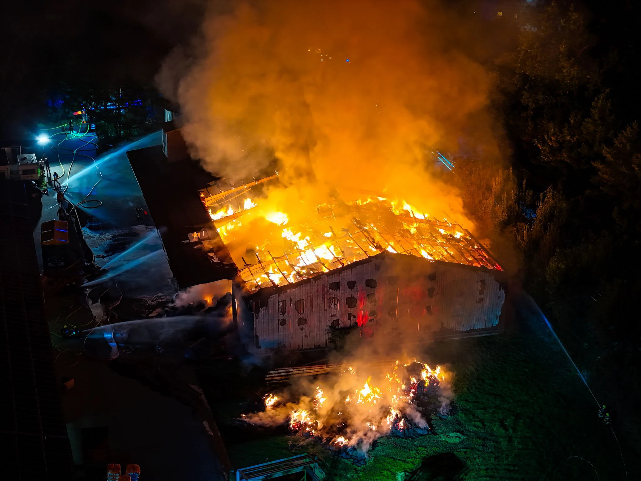Im südhessichen Egelsbach brennt eine Lagerhalle mit bis zu 1000 Heuballen.  