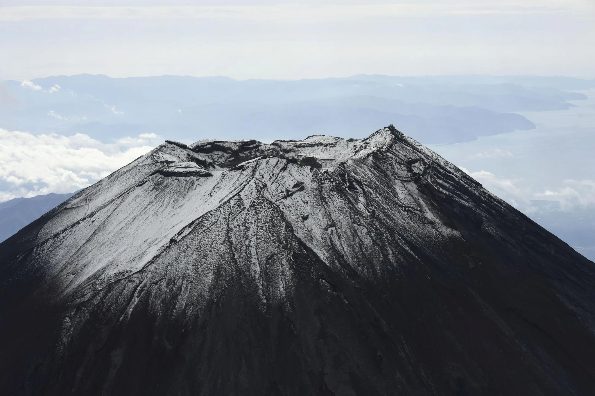 Der erste Schnee der Saison liegt auf dem Gipfel des Fuji, Japans berühmtestem Berg.  