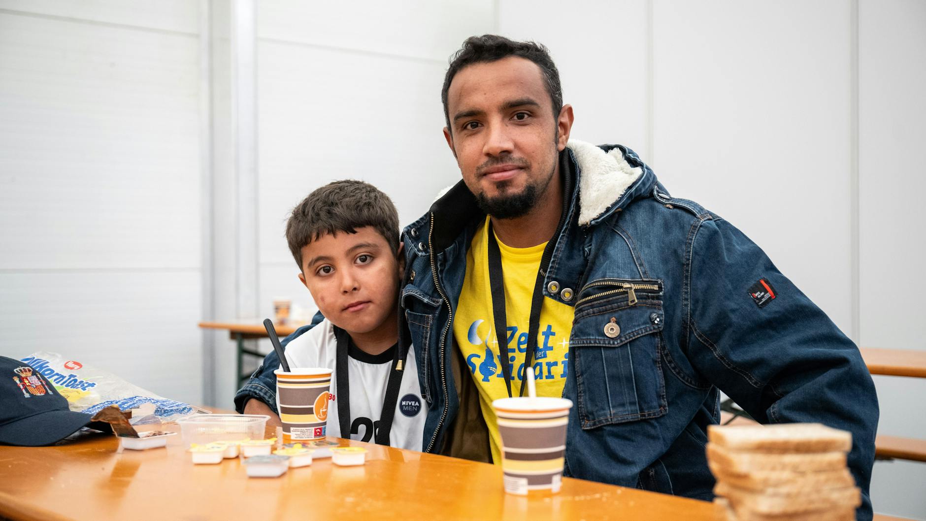 Mansour El-Dschaber und sein Sohn Abd El-Rauuf aus Syrien sitzen im Ankunftszentrum am ehemaligen Flughafen Tegel.