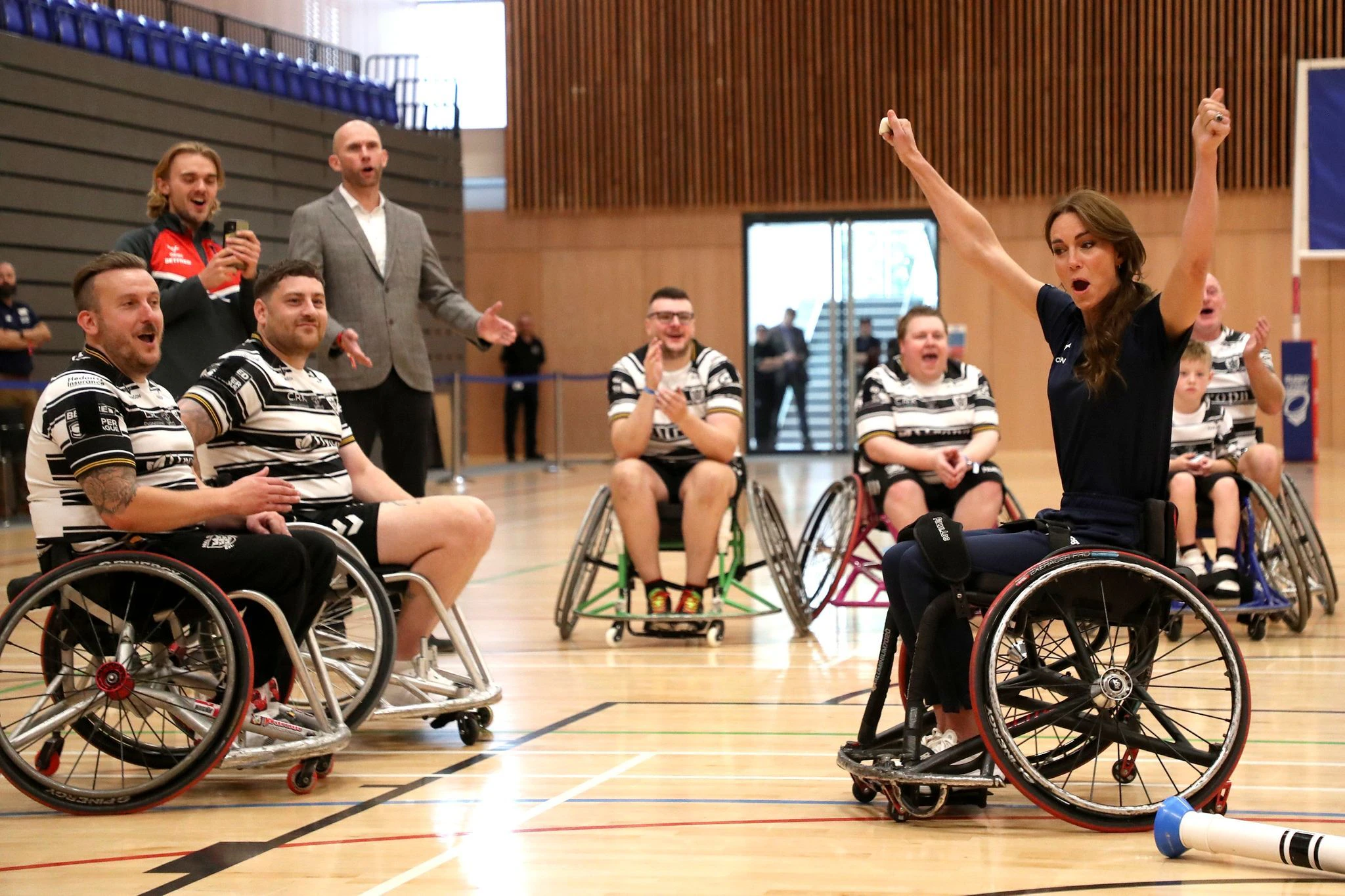 Da freut sich jemand: Prinzessin Kate nimmt bei einer Rollstuhl-Rugby-Trainingseinheit im Allam Sport Centre in Rumpf, Großbritannien teil und schaffte es sogar einen Treffer zu landen. Kate will mit ihrem Besuch vor allem auch die Inklusivität des Sports unterstreichen.  