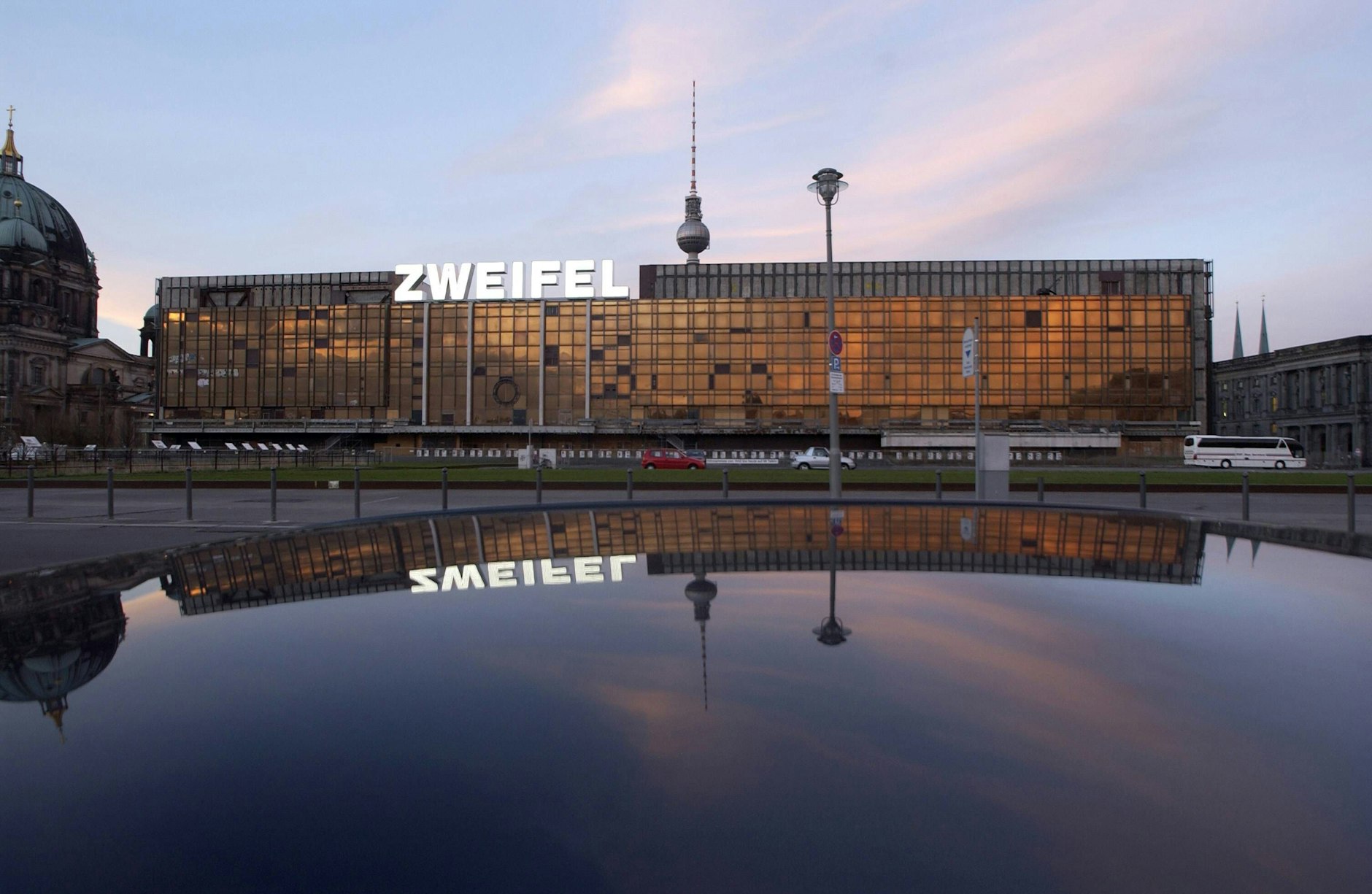 Der Palast der Republik mit Schriftzug ZWEIFEL in der Berliner Abenddämmerung - Installation des norwegischen Künstlers Lars Ramberg