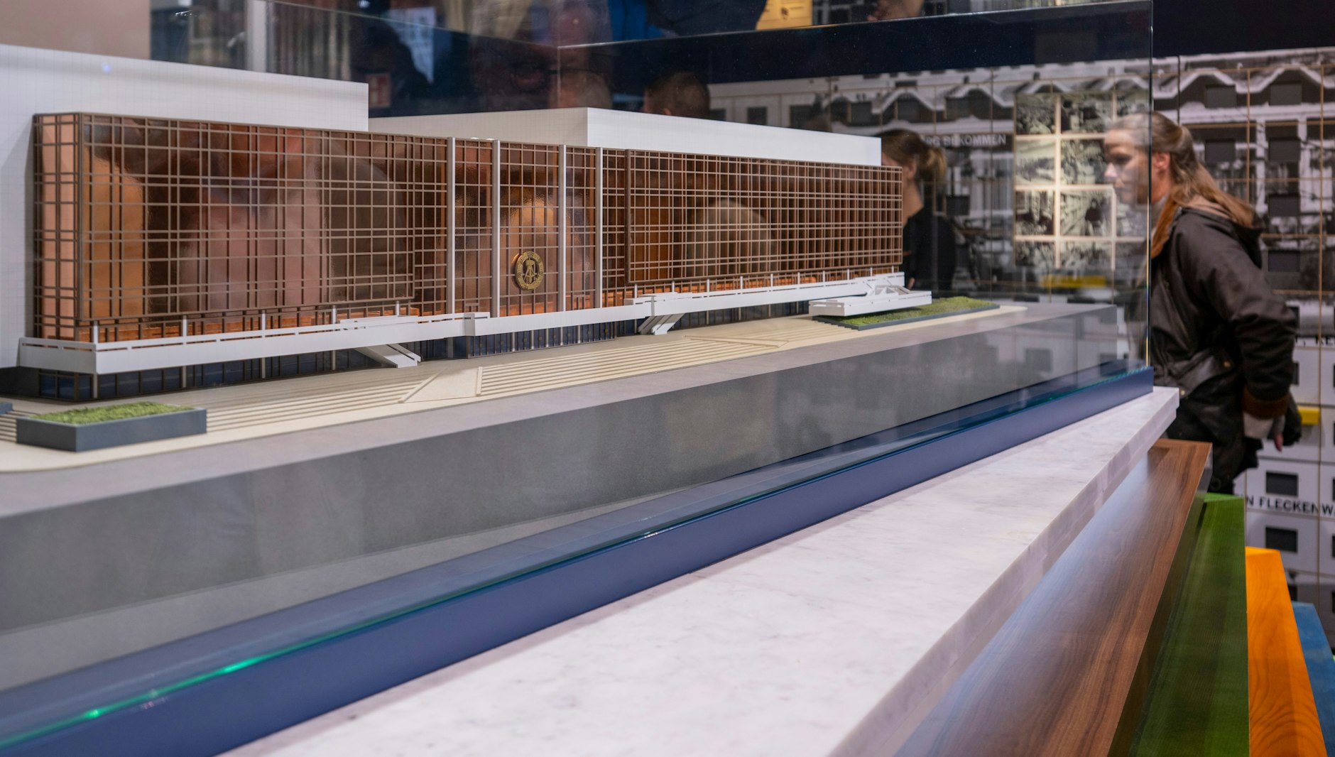 Besucher betrachten das neu enthüllte Modell des Palastes der Republik im Maßstab 1:125 im DDR Museum.