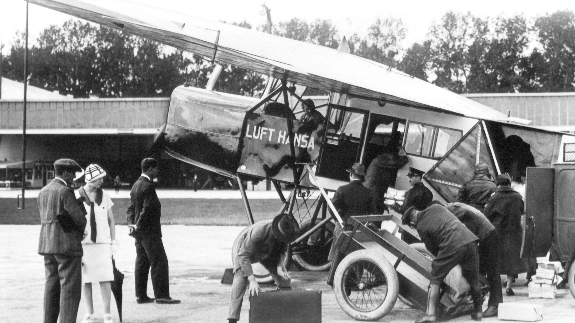 Die Deutsche Luft Hansa AG eröffnete am 6. April 1926, drei Monate nach ihrer Gründung, den Linienflugverkehr vom Flughafen Berlin-Tempelhof mit einem Fokker-Grulich Hochdecker über Halle–Erfurt–Stuttgart nach Zürich.