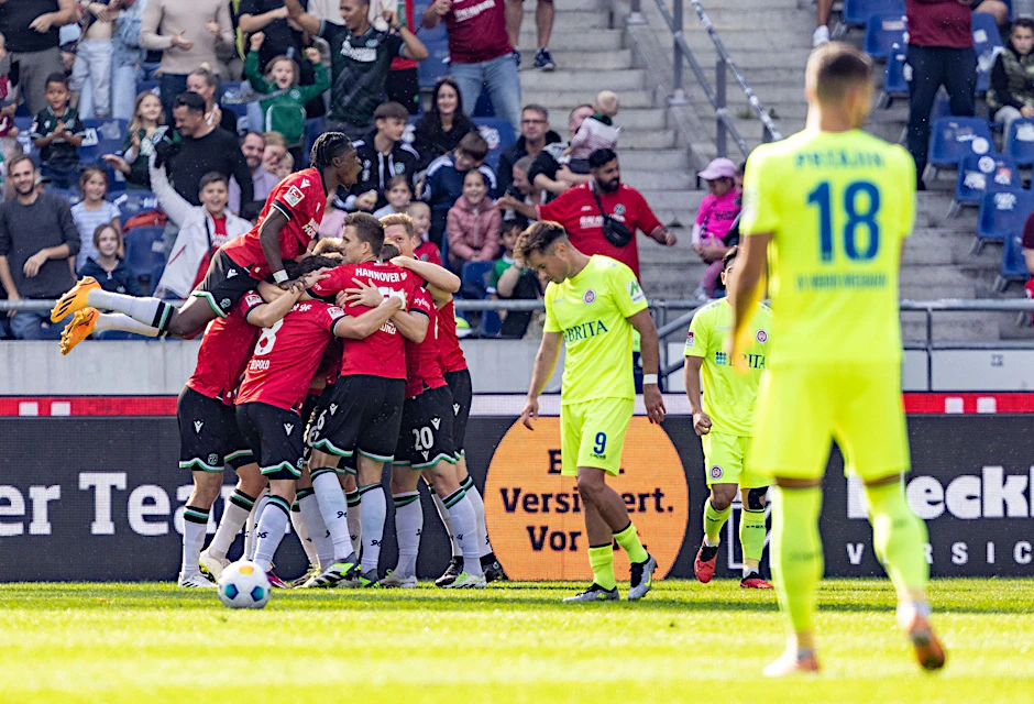 Die 96-Profis jubeln nach dem Treffer zum 1:0.  